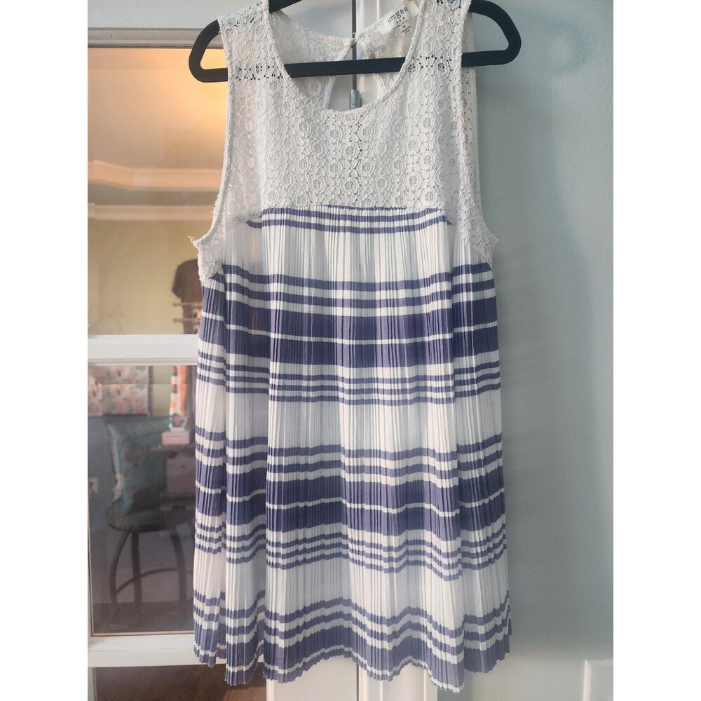 Umgee Lace and Pleated Sleeveless Blouse Size Medium